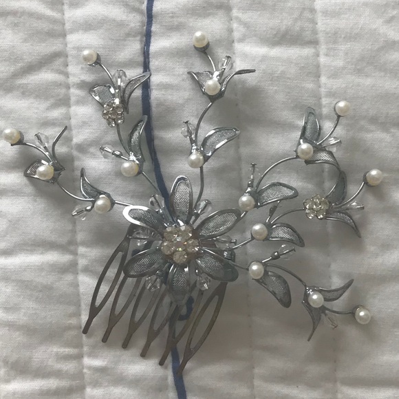 BRIDAL HAIR COMB Metal/Pearl/crystal. Gently used. - Picture 3 of 4